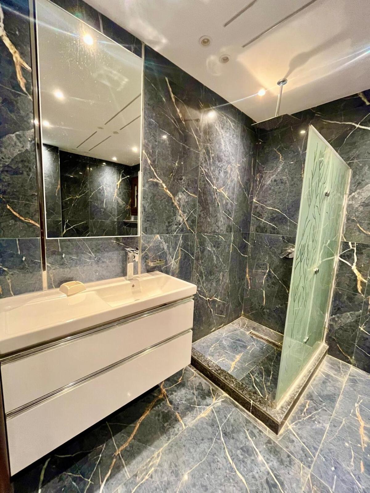 Modern 3br Apartment, Prime Dokki Location Cairo